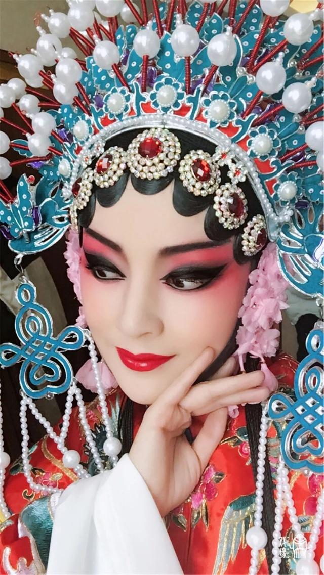 首页 资讯 人物 艺术   受母亲的影响,吴鸽从小喜欢戏曲,从戏校毕业后